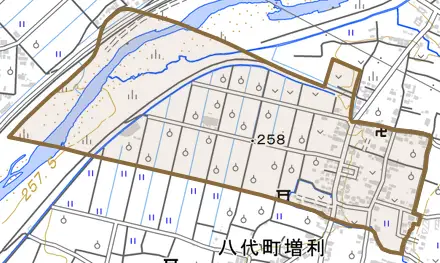 八代町大間田とその周辺の地図。町の範囲を重ねている