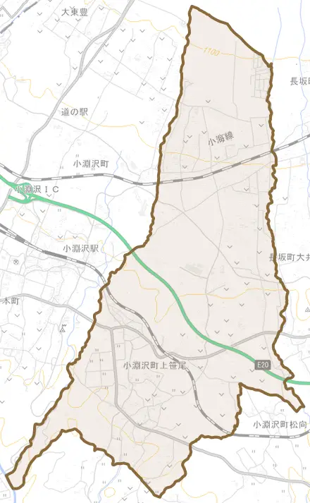 小淵沢町上笹尾とその周辺の地図。町の範囲を重ねている