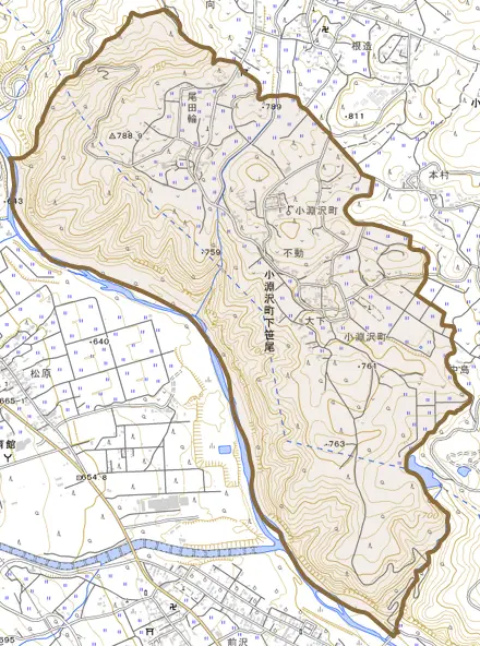 小淵沢町下笹尾とその周辺の地図。町の範囲を重ねている