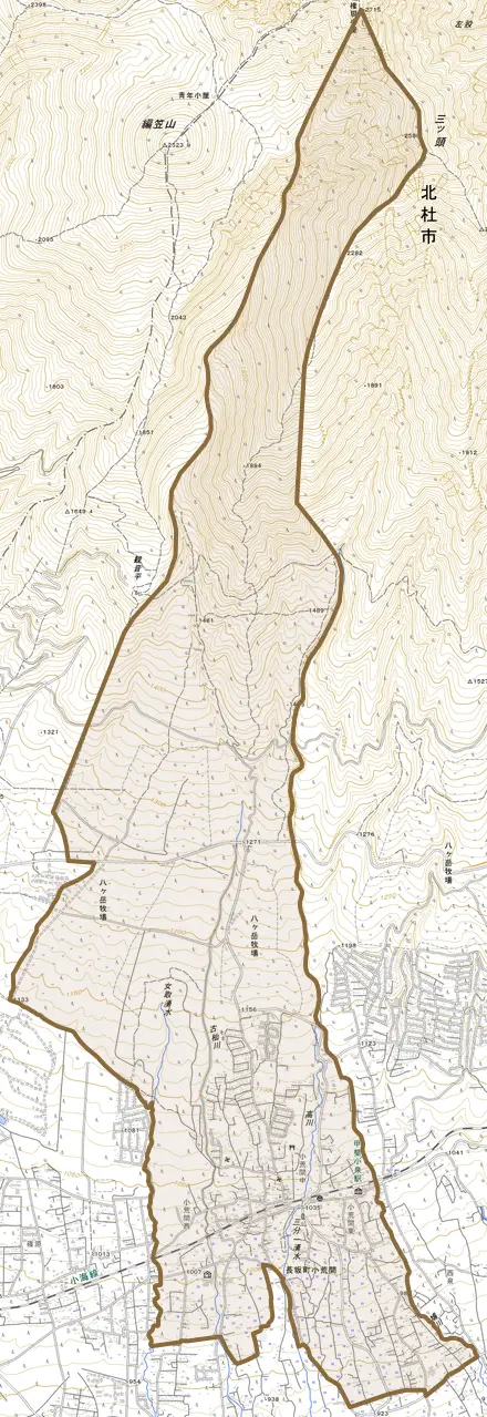 長坂町小荒間とその周辺の地図。町の範囲を重ねている