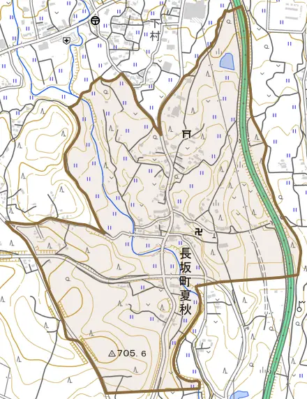 長坂町夏秋とその周辺の地図。町の範囲を重ねている