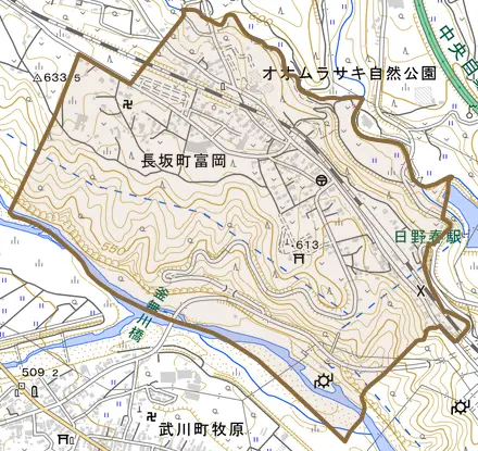 長坂町富岡とその周辺の地図。町の範囲を重ねている