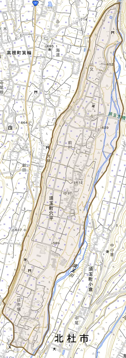 須玉町穴平とその周辺の地図。町の範囲を重ねている