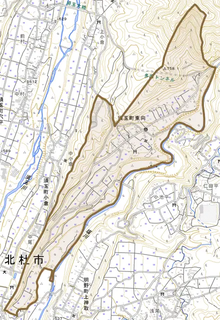須玉町東向とその周辺の地図。町の範囲を重ねている