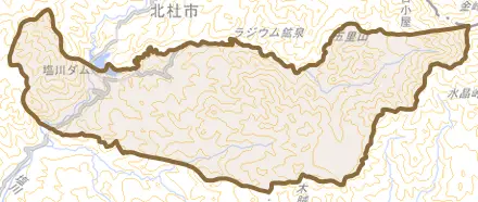 須玉町比志とその周辺の地図。町の範囲を重ねている