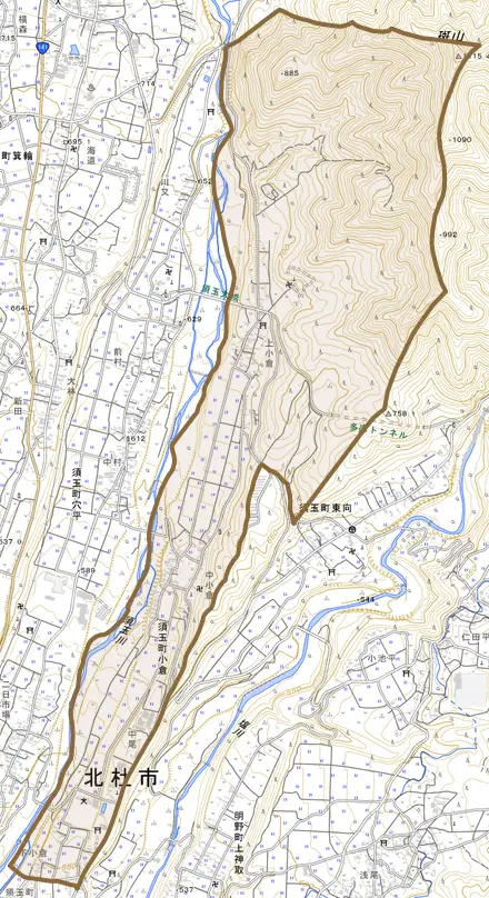 須玉町小倉とその周辺の地図。町の範囲を重ねている