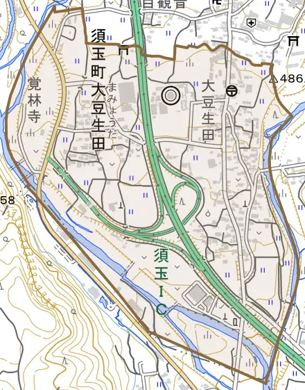 須玉町大豆生田とその周辺の地図。町の範囲を重ねている