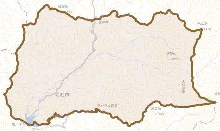 須玉町小尾とその周辺の地図。町の範囲を重ねている