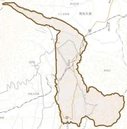 高根町清里とその周辺の地図。町の範囲を重ねている