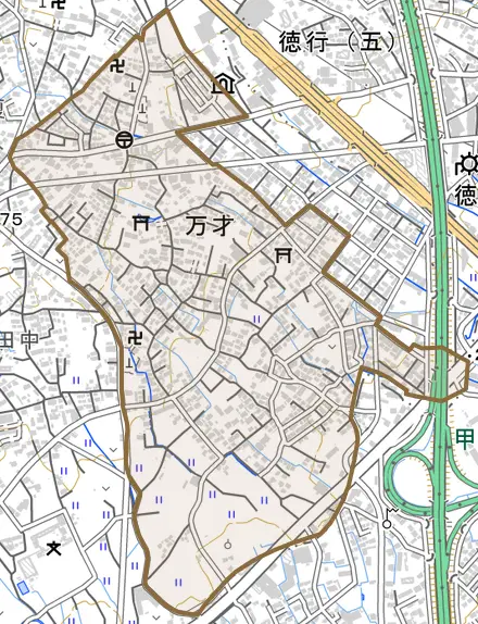 万才とその周辺の地図。町の範囲を重ねている