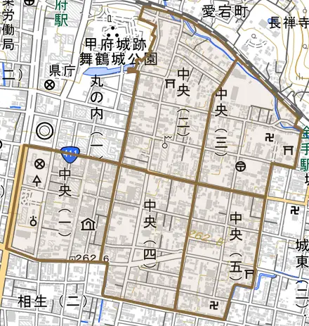 中央とその周辺の地図。町の範囲を重ねている
