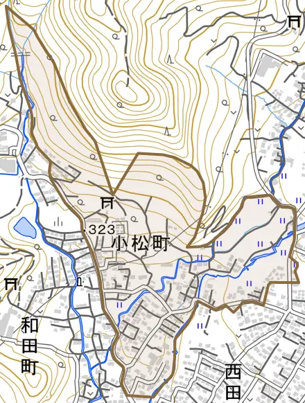 小松町とその周辺の地図。町の範囲を重ねている