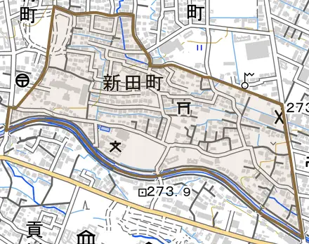 新田町とその周辺の地図。町の範囲を重ねている