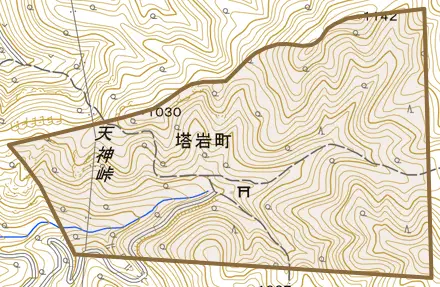 塔岩町とその周辺の地図。町の範囲を重ねている