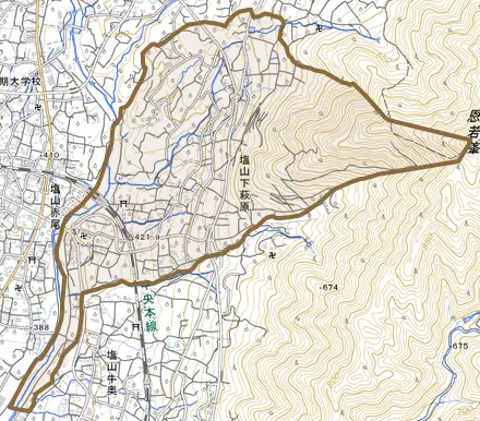 塩山下萩原とその周辺の地図。町の範囲を重ねている