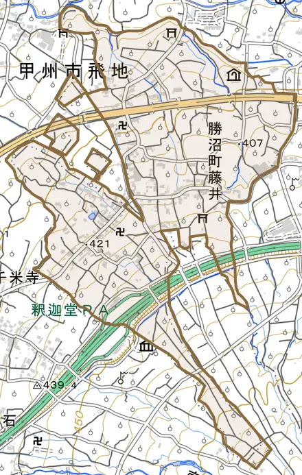 勝沼町藤井とその周辺の地図。町の範囲を重ねている