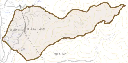勝沼町菱山とその周辺の地図。町の範囲を重ねている