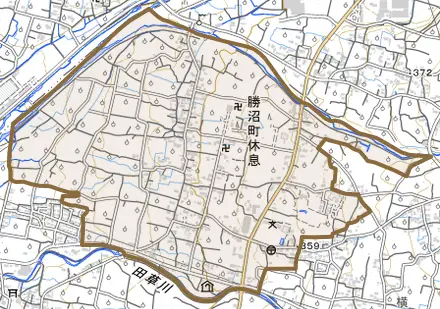 勝沼町休息とその周辺の地図。町の範囲を重ねている