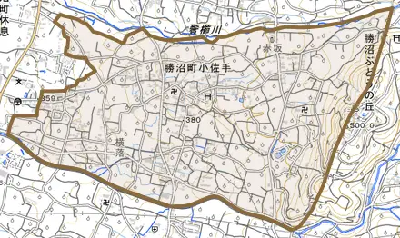 勝沼町小佐手とその周辺の地図。町の範囲を重ねている