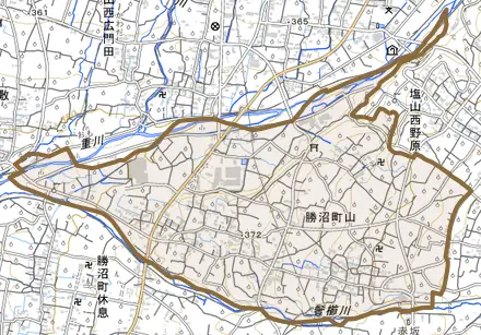 勝沼町山とその周辺の地図。町の範囲を重ねている