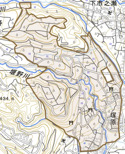塚原とその周辺の地図。町の範囲を重ねている