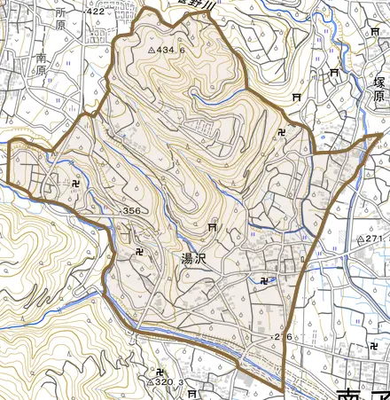 湯沢とその周辺の地図。町の範囲を重ねている