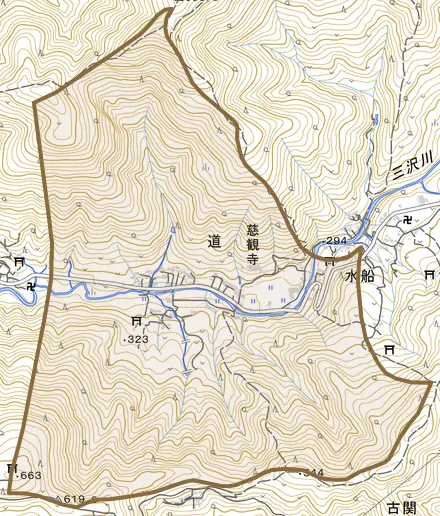 道とその周辺の地図。町の範囲を重ねている