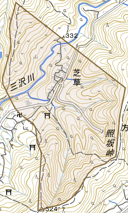 芝草とその周辺の地図。町の範囲を重ねている