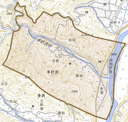 手打沢とその周辺の地図。町の範囲を重ねている