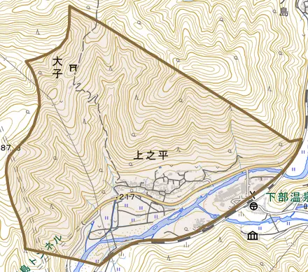 上之平とその周辺の地図。町の範囲を重ねている