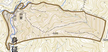 山家とその周辺の地図。町の範囲を重ねている