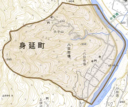 八日市場とその周辺の地図。町の範囲を重ねている