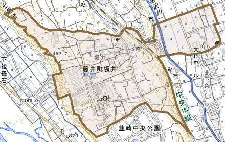藤井町坂井とその周辺の地図。町の範囲を重ねている