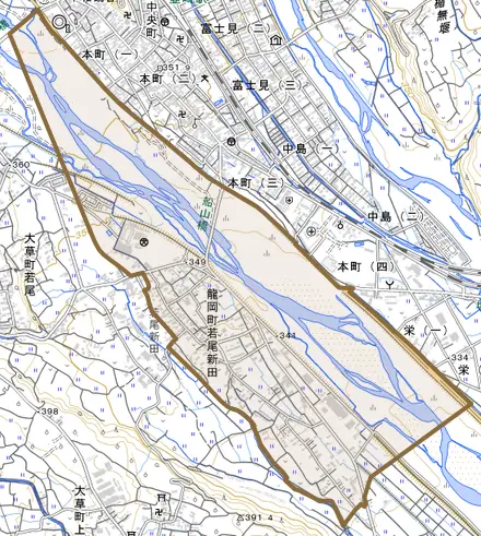 龍岡町若尾新田とその周辺の地図。町の範囲を重ねている