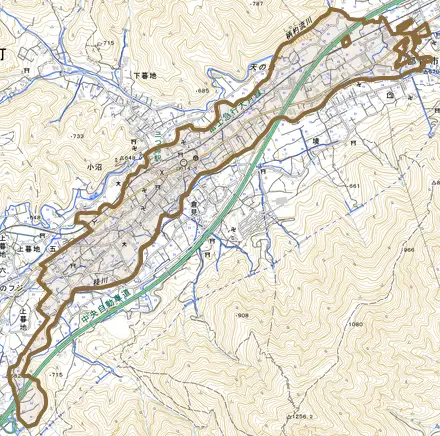 小沼とその周辺の地図。町の範囲を重ねている
