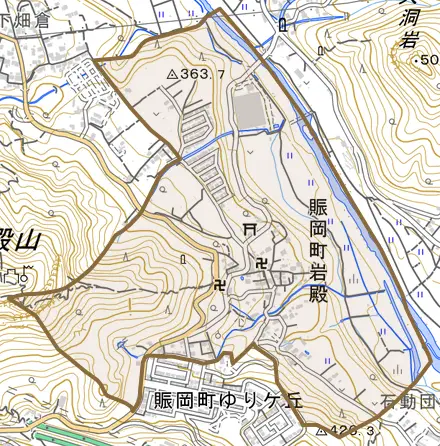 賑岡町岩殿とその周辺の地図。町の範囲を重ねている
