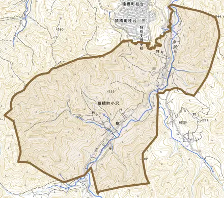 猿橋町小沢とその周辺の地図。町の範囲を重ねている