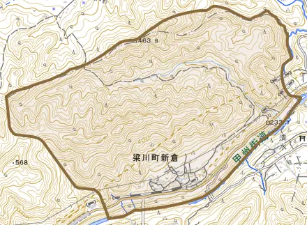 梁川町新倉とその周辺の地図。町の範囲を重ねている
