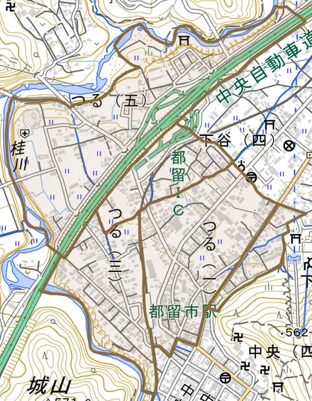 つるとその周辺の地図。町の範囲を重ねている