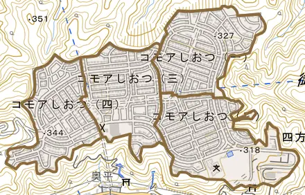 コモアしおつとその周辺の地図。町の範囲を重ねている