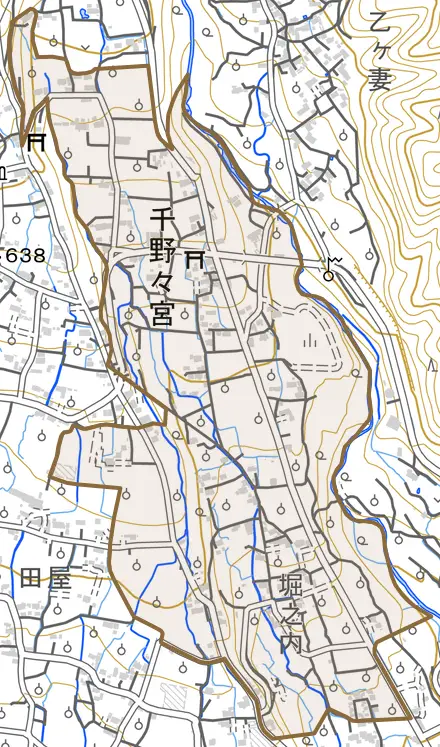 牧丘町千野々宮とその周辺の地図。町の範囲を重ねている