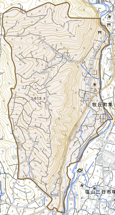 牧丘町隼とその周辺の地図。町の範囲を重ねている