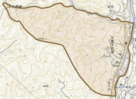 三富下荻原とその周辺の地図。町の範囲を重ねている